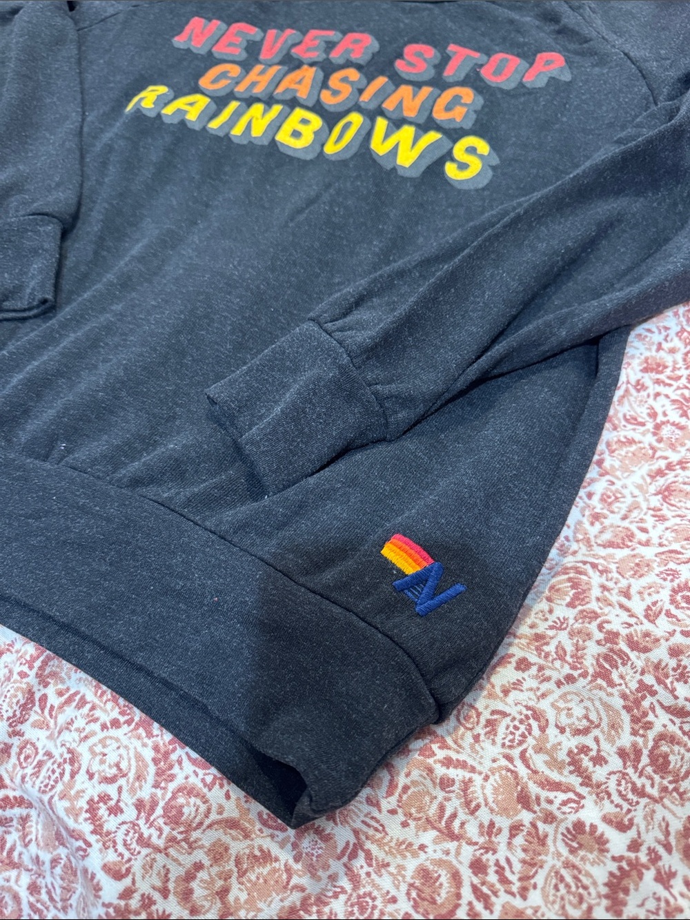 Never stop chasing rainbows crewneck - Picture 3 of 4